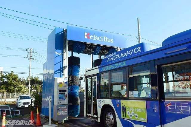 高速バスはどうやって洗ってるの たった4分でバスがピッカピカになる最新の洗車機がすごい 高速バス 夜行バス バスツアーの旅行 観光メディア バスとりっぷ 高速バスはどうやって洗ってるの たった4分でバスがピッカピカになる最新の洗車機がすごい 高速バス 夜行バス バスツアーの旅行 観光メディア バスとりっぷ