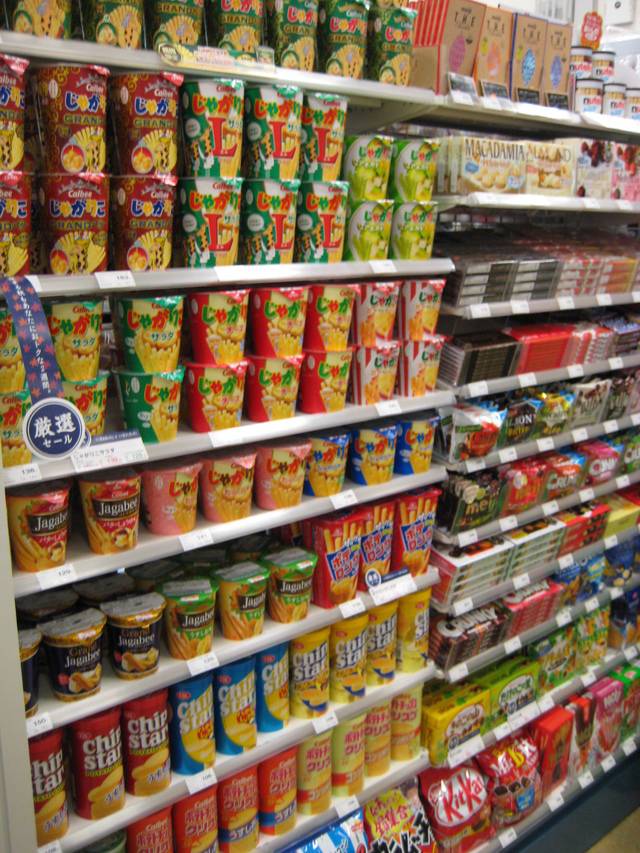 バスタ新宿 待望のコンビニで人気商品は何 暫定オープンのファミマに聞いてみた 高速バス 夜行バス バスツアーの旅行 観光メディア バスとりっぷ