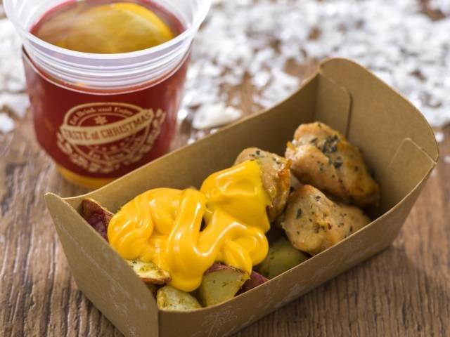 ローストチキン&ベイクドポテトのチーズソース（500円） 、ホットアプリコットカクテル（680円