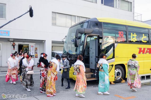 ハタチのはとバスガイドが大集合 はとバス成人式18 22人の晴れの日をレポート 高速バス 夜行バス バスツアーの旅行 観光メディア バス とりっぷ
