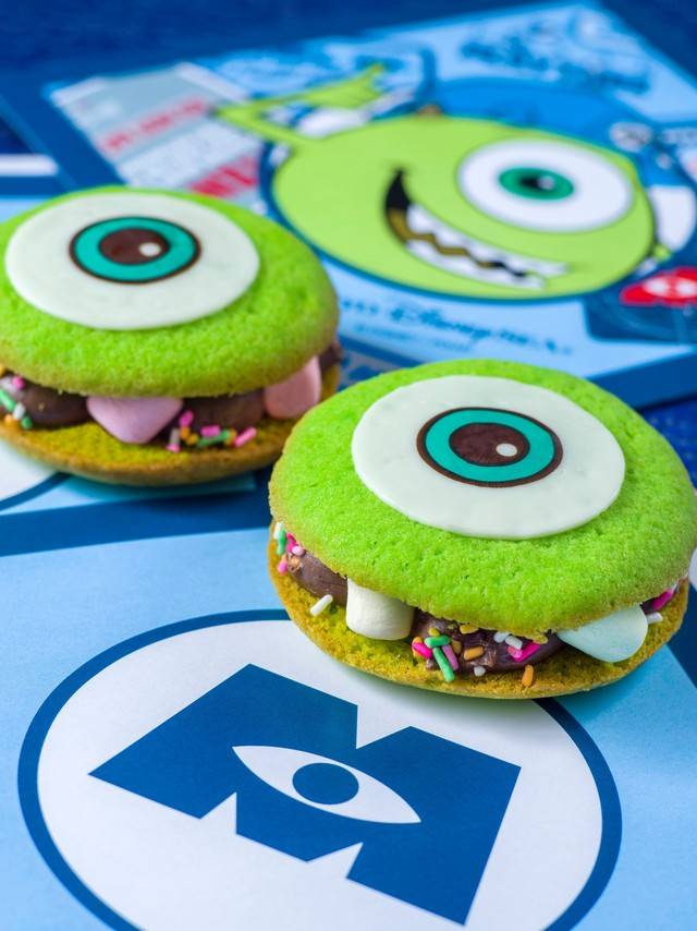 映画『モンスターズ・インク』シリーズをイメージしたクッキーサンド（チョコガナッシュ） 1個 400円（ｃ）Disney