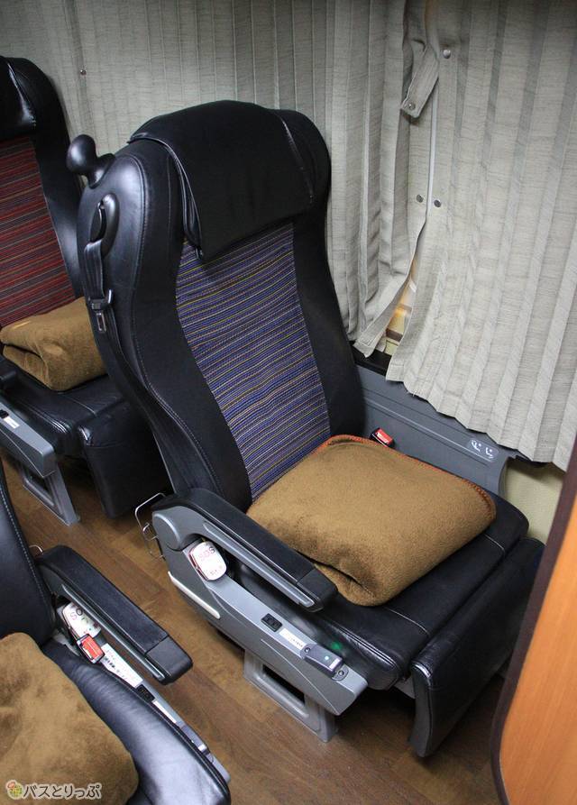本革仕様の「はかた号」ビジネスシート