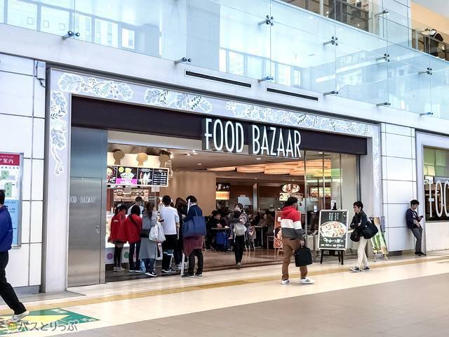 「フードバザール」にはクレープやタピオカが楽しめるお店も