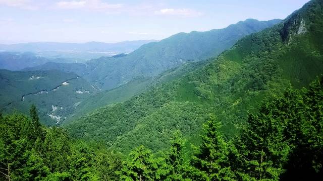 雲取山、白岩山、妙法嶽の3つの峰