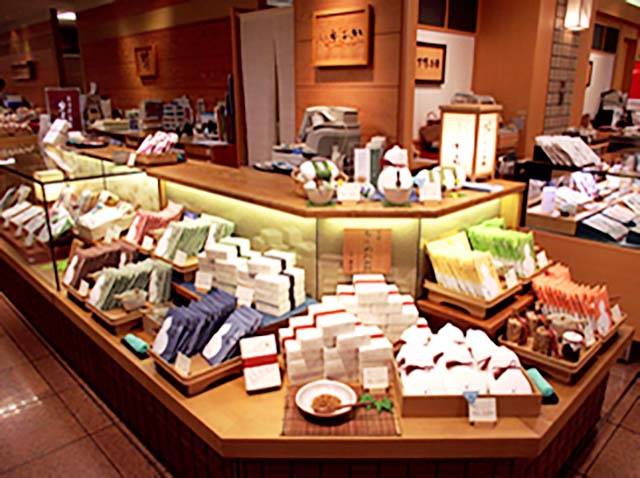 京都のお土産ならここ 待ち時間に立ち寄れる京都駅のお土産屋さん 高速バス 夜行バス バスツアーの旅行 観光メディア バスとりっぷ